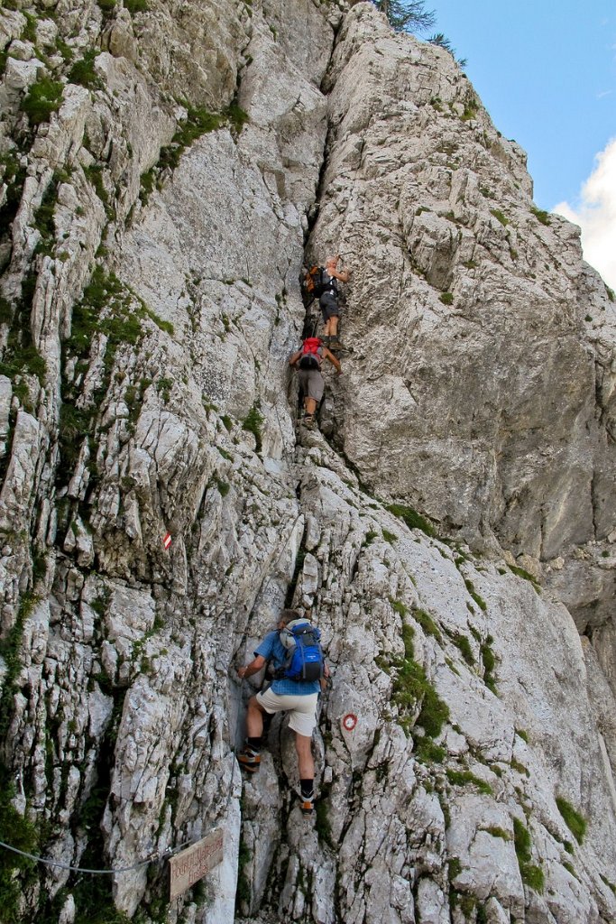 57 gleich nach dem Einstieg geht es senkrecht nach oben.jpg